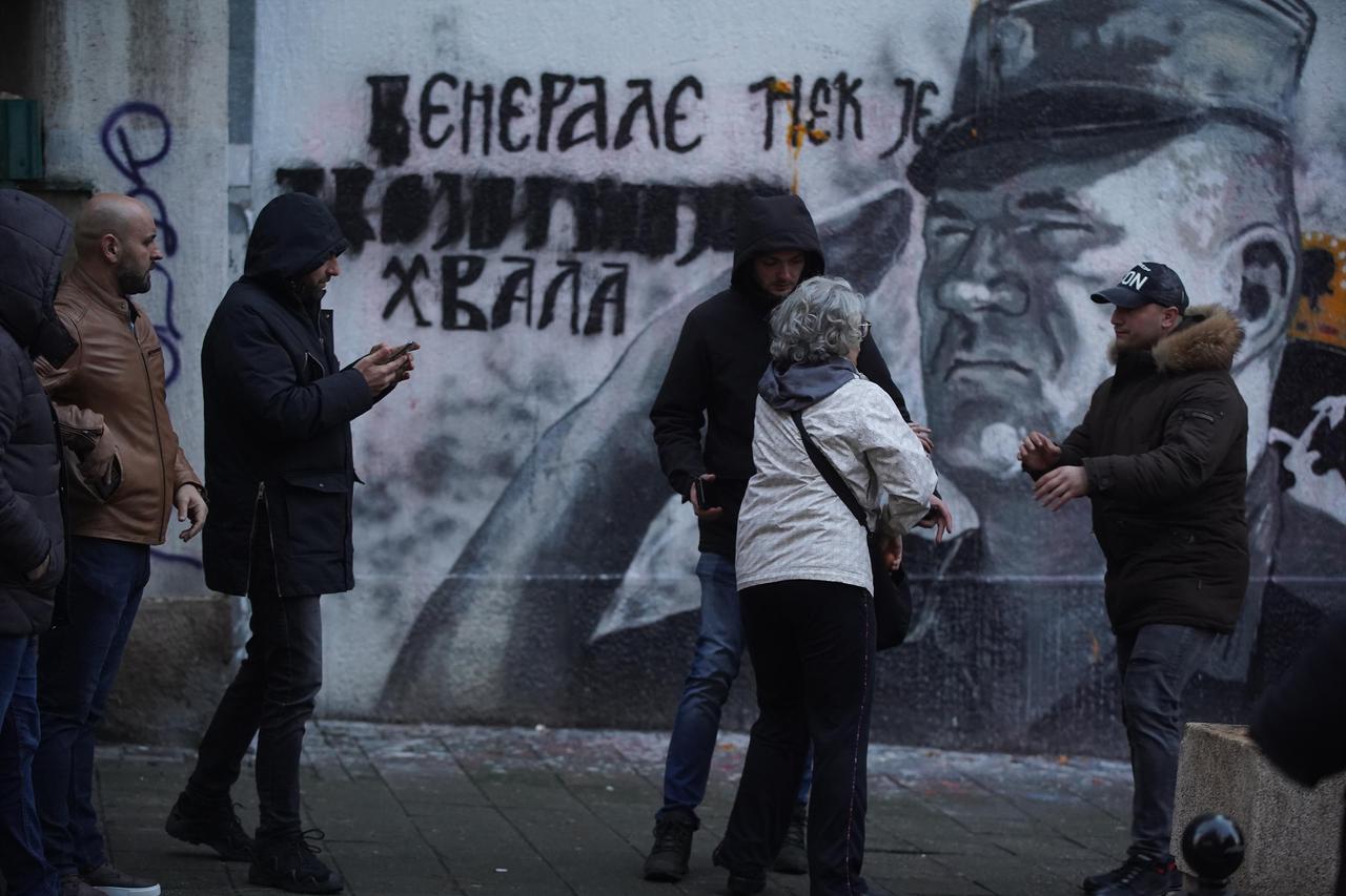 Beograd: Aktivistice Aida Ćorović i Jelena Jaćimović privedene nakon što su jajima gađale mural Ratka Mladića