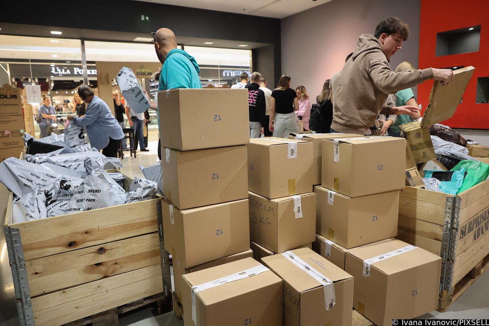 Tvrtka naglašava da su svi paketi prošli carinsku kontrolu i da u njima nema ničeg ilegalnog ili opasnog, no priznaju da sami ne znaju što je točno u svakom paketu. 