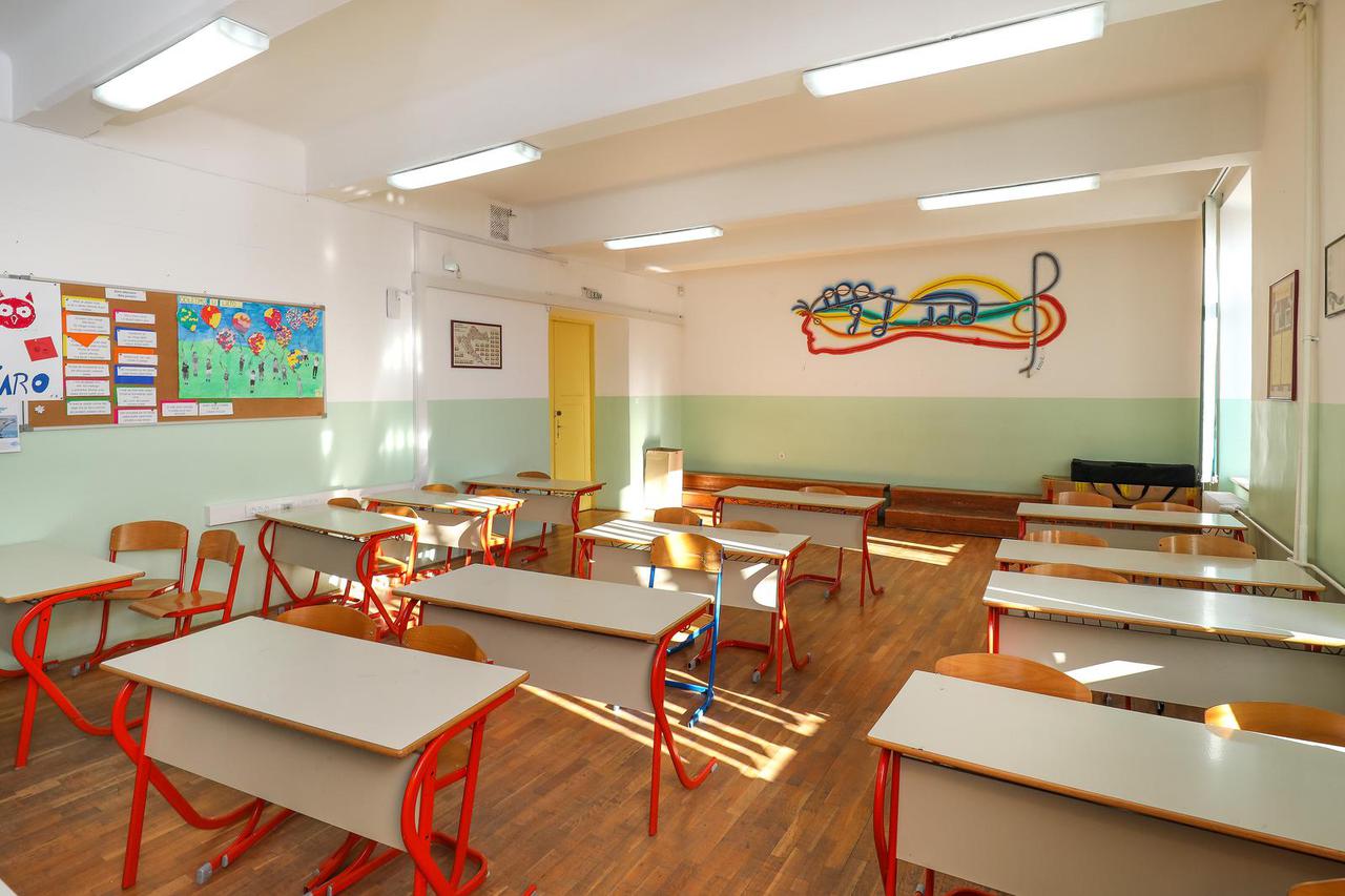 Pula: U OŠ "Monte Zaro" od prosinca je zabranjena upotreba mobitela