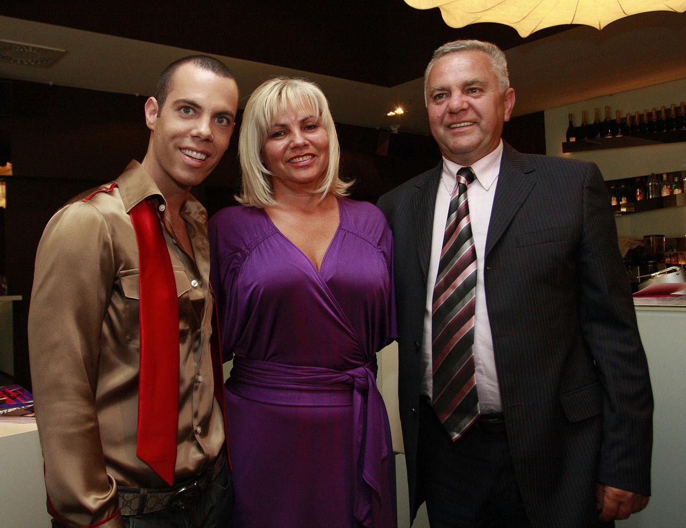 Tajna njezina "vječno mladog" izgleda na mrežama nije u čudesnim kremama, već u vještinama njezina sina i moćnim alatima za uređivanje. Marko Grubnić nikada nije skrivao ljubav prema Photoshopu, brišući s majčinih fotografija svaku nesavršenost. No, kada se pojavi u javnosti, fotoreporteri zabilježe njezino pravo lice. Na tim, neobrađenim fotografijama, Branka izgleda kao njegovana i energična žena svojih godina.