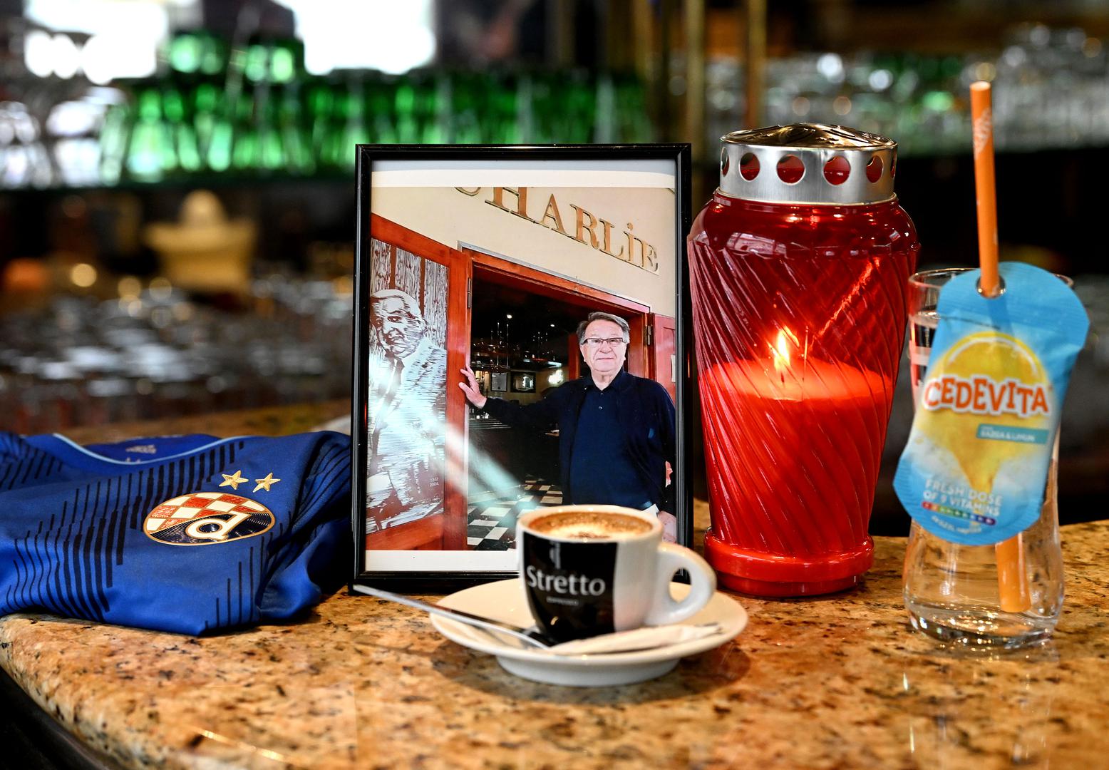 08.02.2023., Zagreb - Umro Miroslav Ciro Blazevic u 88. godini zivota, u kaficu Charlie gdje je ispijao kavu ostavili su fotografiju i lampion s kavom i Cedevitom koju je ispijao svaki dan. Photo: Marko Lukunic/PIXSELL