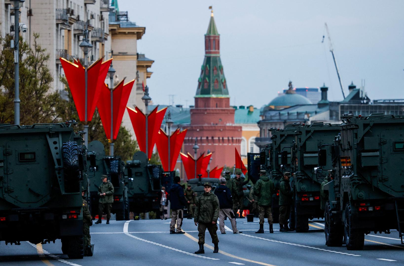 Parada će uključivati tisuće vojnika i stotine komada vojne opreme. Među vozilima istaknuli su se modernizirani tenkovi T-90, poznati po unaprijeđenim sustavima zaštite i paljbe te sustavi protuzračne obrane S-400, koji su sposobni za detekciju i uništavanje ciljeva na udaljenosti do 400 kilometara.
