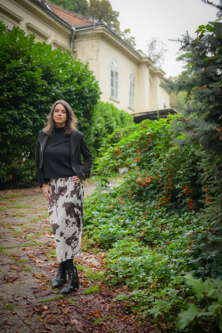 Prijatelji koji su u tom trenu bili uz nju u bolnici očajno su pokušavali doći do broja njezinih roditelja. Preko društvenih mreža slali su poruke svim njezinim prijateljima iz Zagreba. Pisali su im da joj nije dobro i da što prije trebaju doći do njezine obitelji. Bila je noć pa mnogi poruke nisu ni vidjeli, a oni koji i jesu vjerovali su da se radi o nekoj neslanoj šali. - Mama se ni danas ne sjeća tko joj je javio da sam u bolnici. Sjećam se da mi je tata rekao da je u tom trenutku čuo najgori vrisak u životu. Odmah je potrčao s plaže u kuću i vidio mamu kako plače. Kako nisu imali vremena, odmah su iznajmili trajekt da samo zbog njih vozi iz Korčule u Split. Ondje su pak unajmili privatni avion kako bi isti dan stigli u Podgoricu - govori Kim.