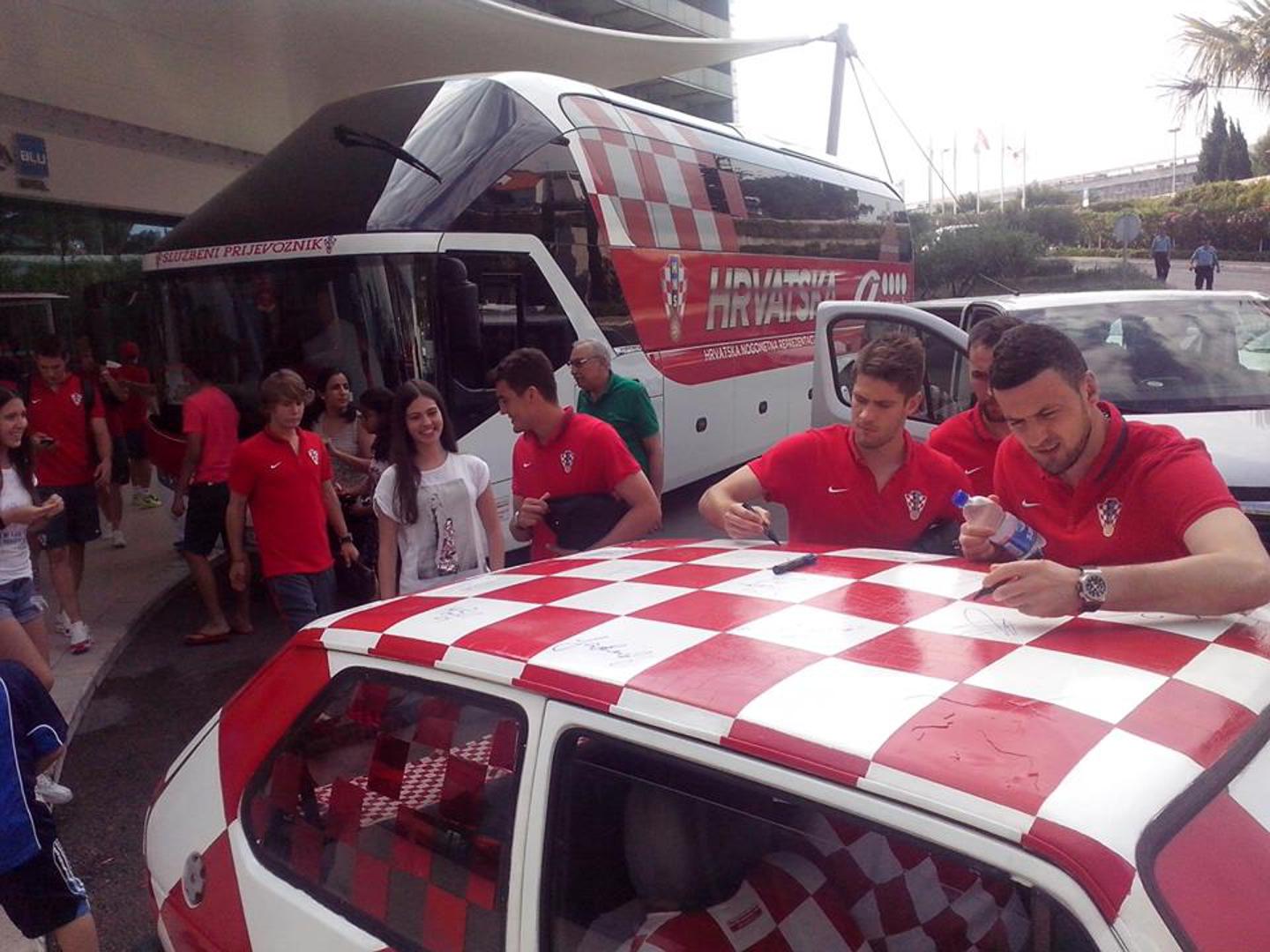 Ubrzo je svoj automobil ukrasio prepoznatljivim crveno-bijelim kockicama. Kako bi se mijenjale generacije igrača nacionalne selekcije, tako je na kockastu pozadinu golfa lijepio njihova lica. 

