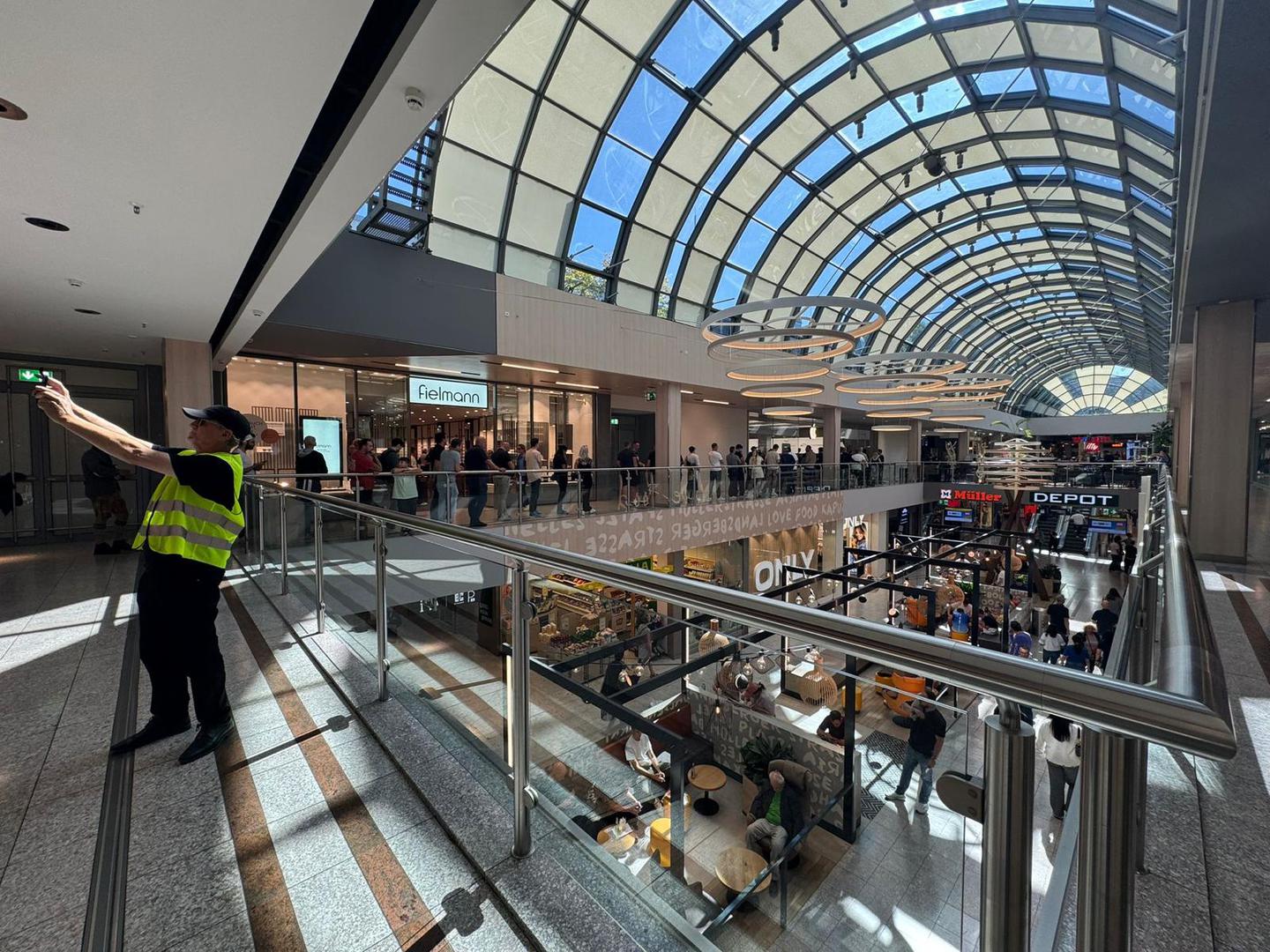 Ondje je jedna naša čitateljica snimila ogromnu gužvu ispred dućana Applea u trgovačkom centru u Münchenu. 