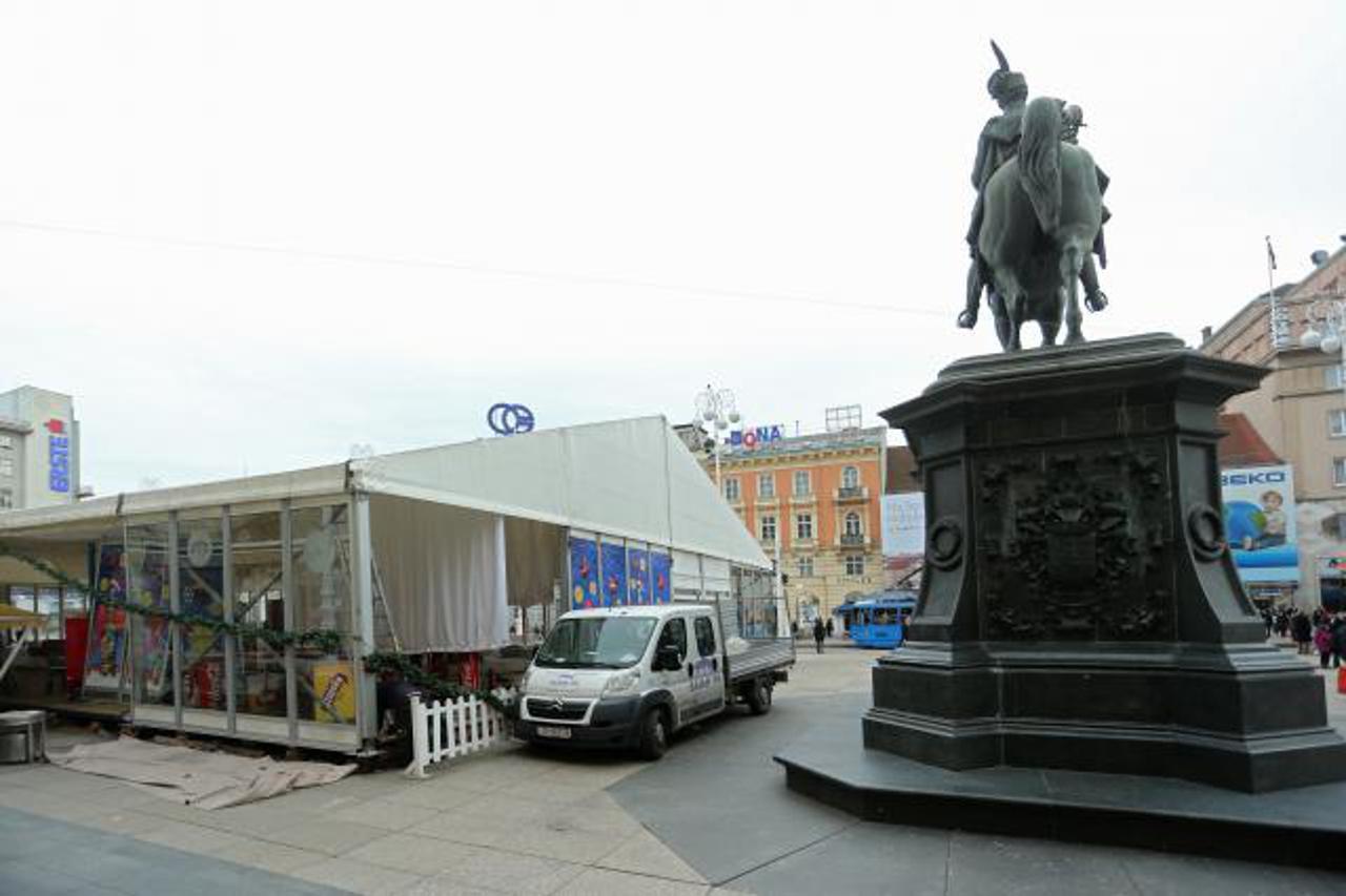 šator na trgu (1)