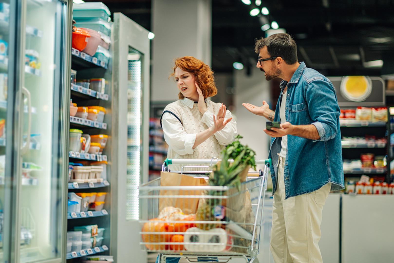 Kupovina namirnica nešto je što svi moramo odraditi, a najčešće to činimo u isto vrijeme s desecima drugih ljudi. Upravo zato sitnice u ponašanju u trgovini mogu nekome uljepšati dan ili ga potpuno pokvariti. Secret Life od Mom otkriva 13 navika koje je najbolje ostaviti pred ulaznim vratima ako želite da kupovina prođe brže i ugodnije svima.