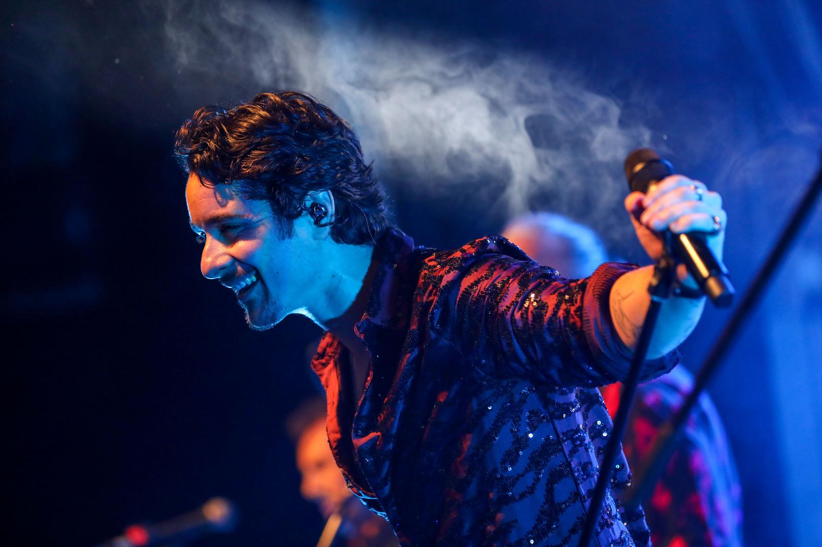 Izvodili su svoje najveće hitove kao što su 'Sve još miriše na nju',  'Jesen u meni', 'Dođi' i druge. 