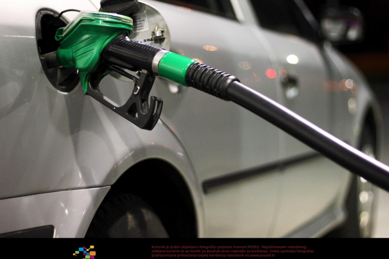 '05.03.2012., Zagreb - Nakon ponoci cijene svih goriva poskupljuju sto je izazvalo guzve na benzinskim postajama.  Photo: Vedran Mulovic/PIXSELL'