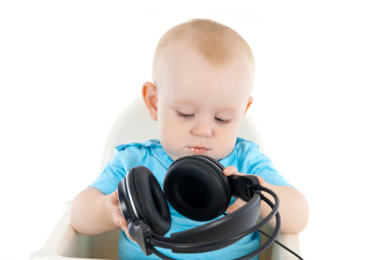 beba, dijete, glazba, slušalice (1)