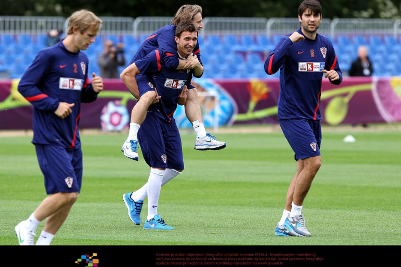 '11.06.2012., Sielanka nad Pilica, Warka - Trening Hrvatske reprezentacije. Ivan Strinic, Mario Mandzukic, Luka Modric, Vedran Corluka.  Photo: Goran Stanzl/PIXSELL'