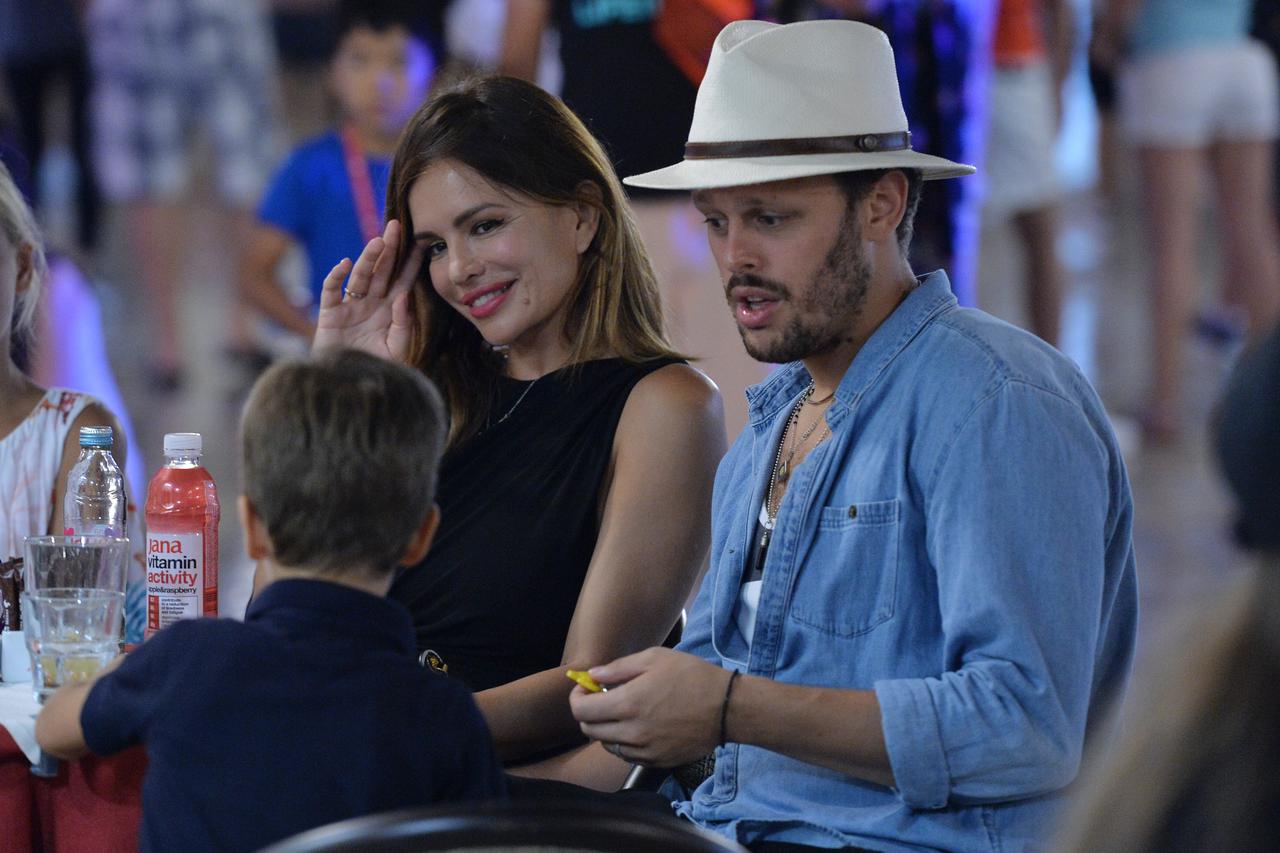 04.08.2016., Dubrovnik - Severina Kojic sa suprogom Igorom Kojicem i sinom Aleksandrom prosetala Starim gradom. PRILIKOM KORISTENJA FOTOGRAFIJE ZASTITITI IDENTITET DJECE (PREKRITI OCI)! Photo: Marko Lukunic/PIXSELL