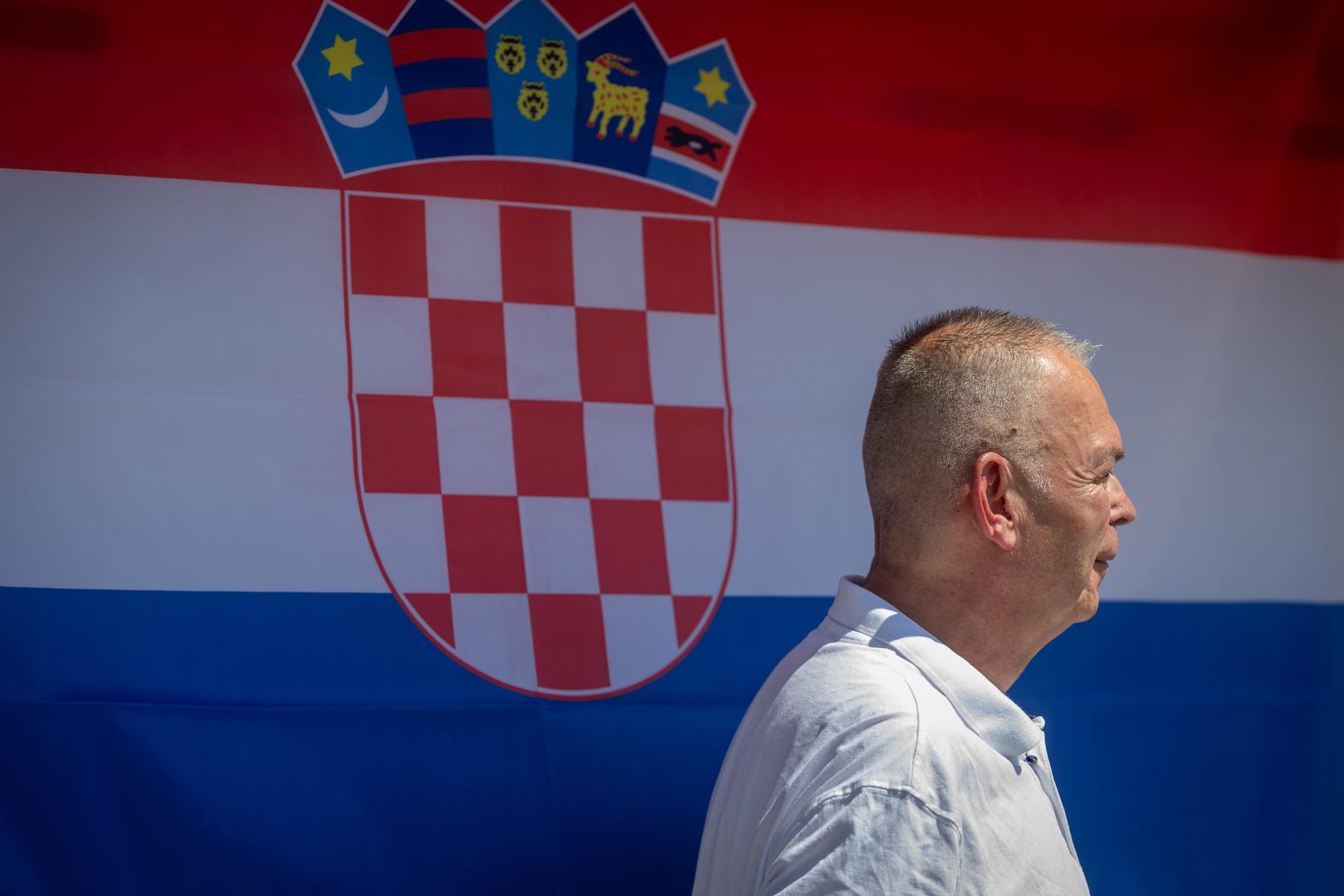 Osim na glavnom gradskom trgu, mogu se vidjeti i na prozorima stanova, drugim javnim površinama i iznad sjedišta političkih stranaka. 