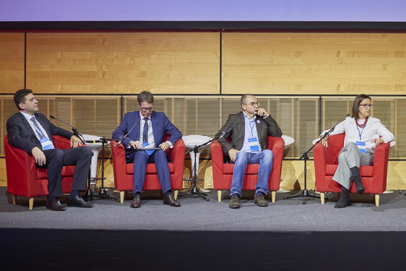 Panel rasprava: Sanel Volarić iz DSM-a, Daniel Lenardić iz KPMG-a, investitor Nenad Bakić i Ivana Novosel iz A1
