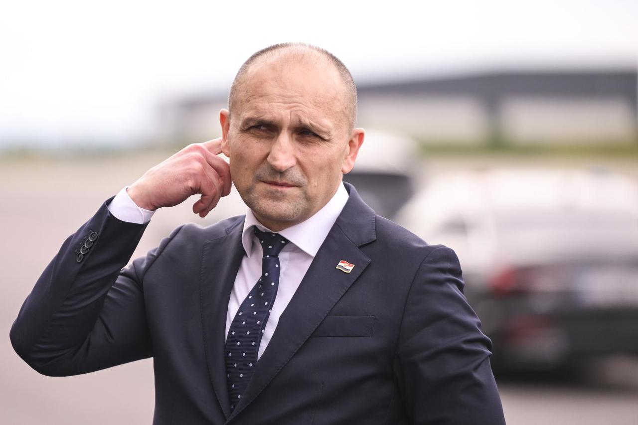 Velika Gorica: Ministar Anušić s povjerenikom Europske komisije za obranu i svemir Andriusom Kubiliusom obišao izložbu  vojne opreme