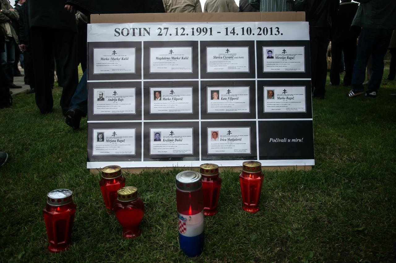 14.10.2013., Sotin - Zajednicki ispracaj i pokop posmrtnih ostataka cetiri hrvatska branitelja i sedmero civilnih zrtava ekshumiranih u travnju 2013. iz masovne grobnice u Sotinu