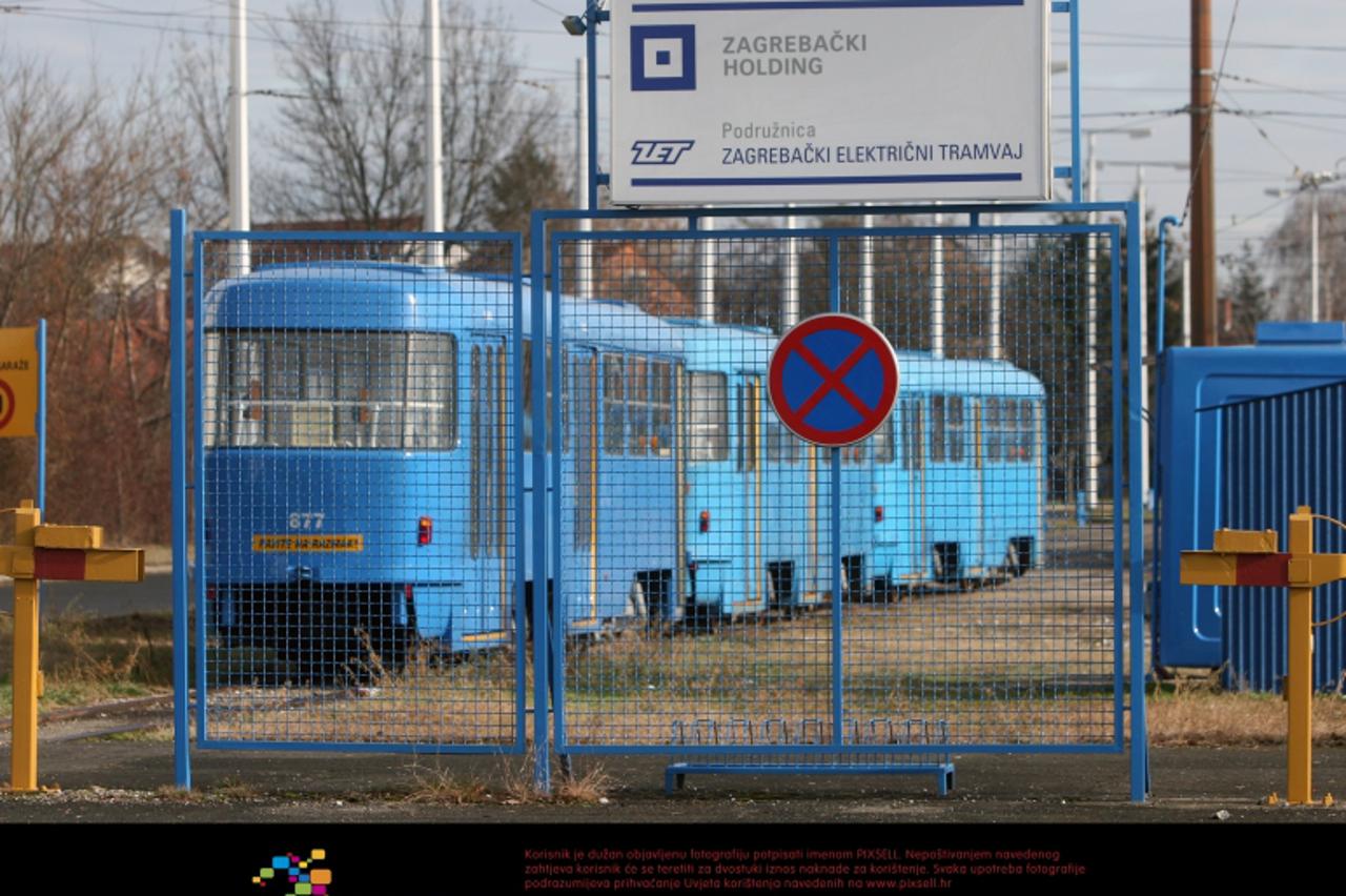 \'07.01.2011., spremiste tramvaja, okretiste Dubrava, Zagreb - U starom tramvaju broj 4, ceske proizvodnje, djevojcica je tesko opekla ruke nakon sto se uhvatila za rukohvat na sjedalici te je zbog oz