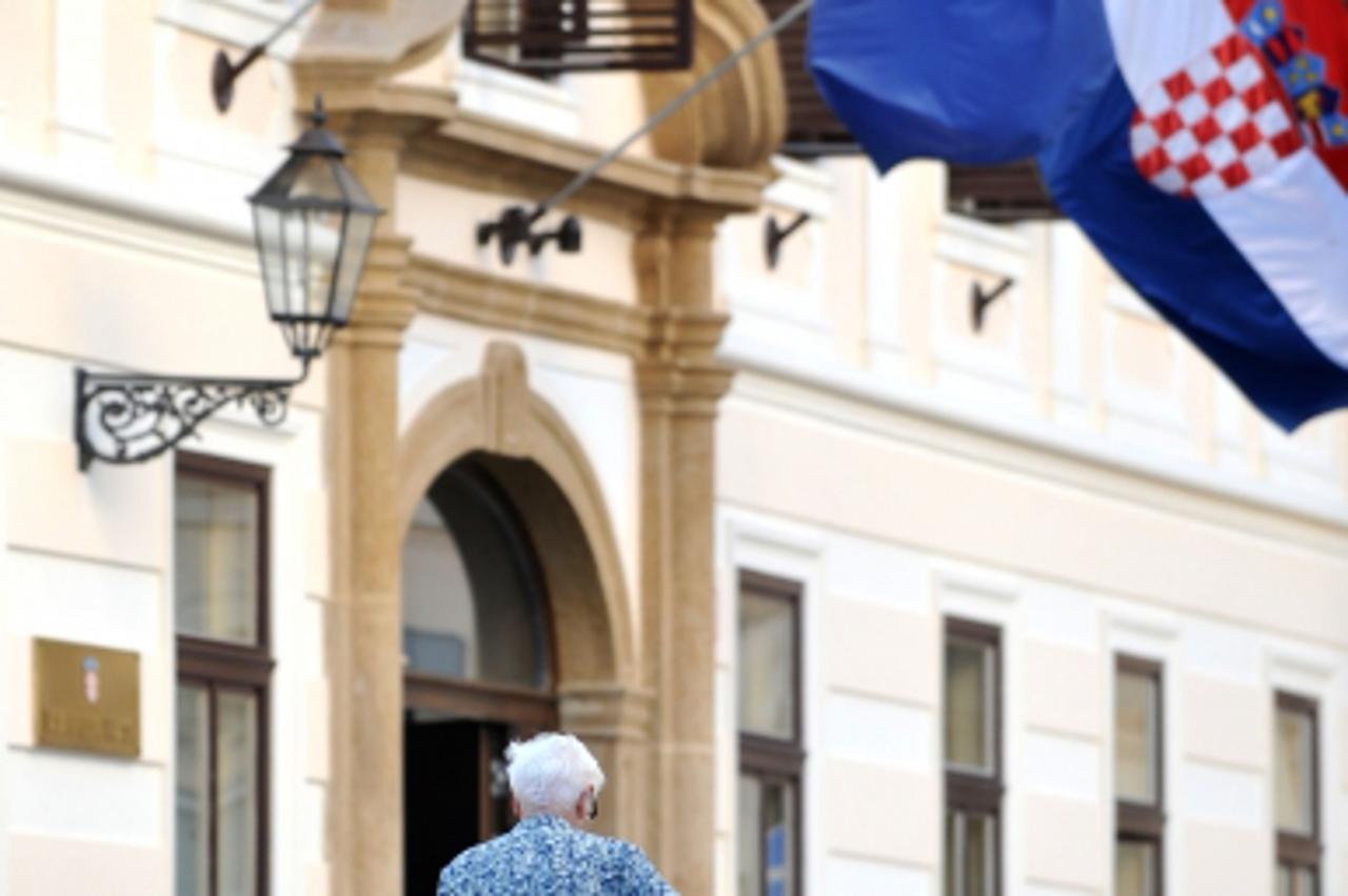 \'unutrasnja...zagreb.....24.07.2009.  markov trg - banski dvori, vlada republike hrvatske, predsjednica vlade i premijerka jadranka kosor / sjednica vlade o rebalansu proracuna / penzioneri u prolazu