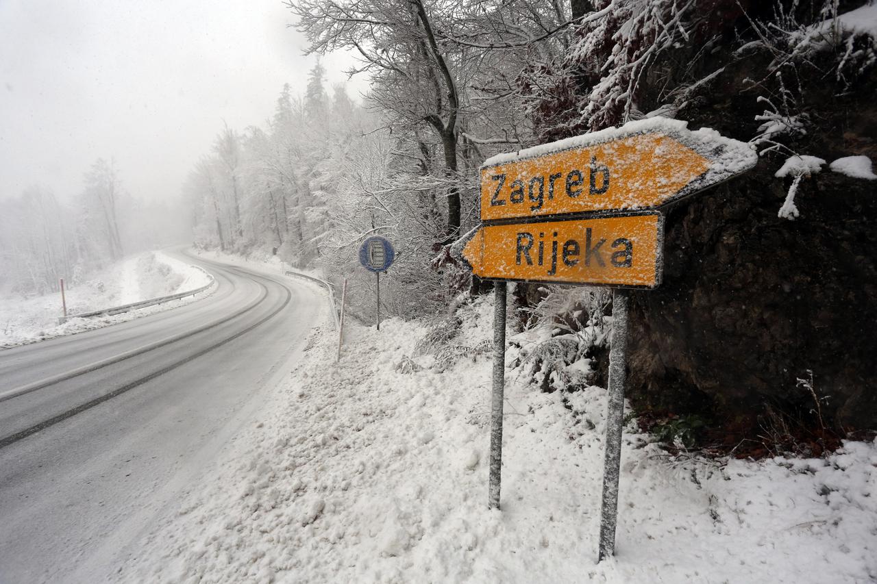Prvi veći ovosezonski snijeg otežava promet Gorskim kotarom