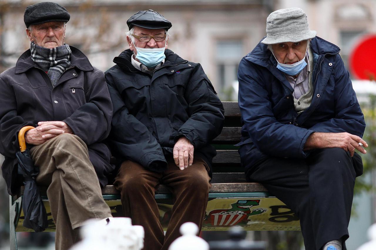 Sarajevo: Umirovljenici unatoč pandemiji koronavirusa svakodnevno uživaju u partijama šaha