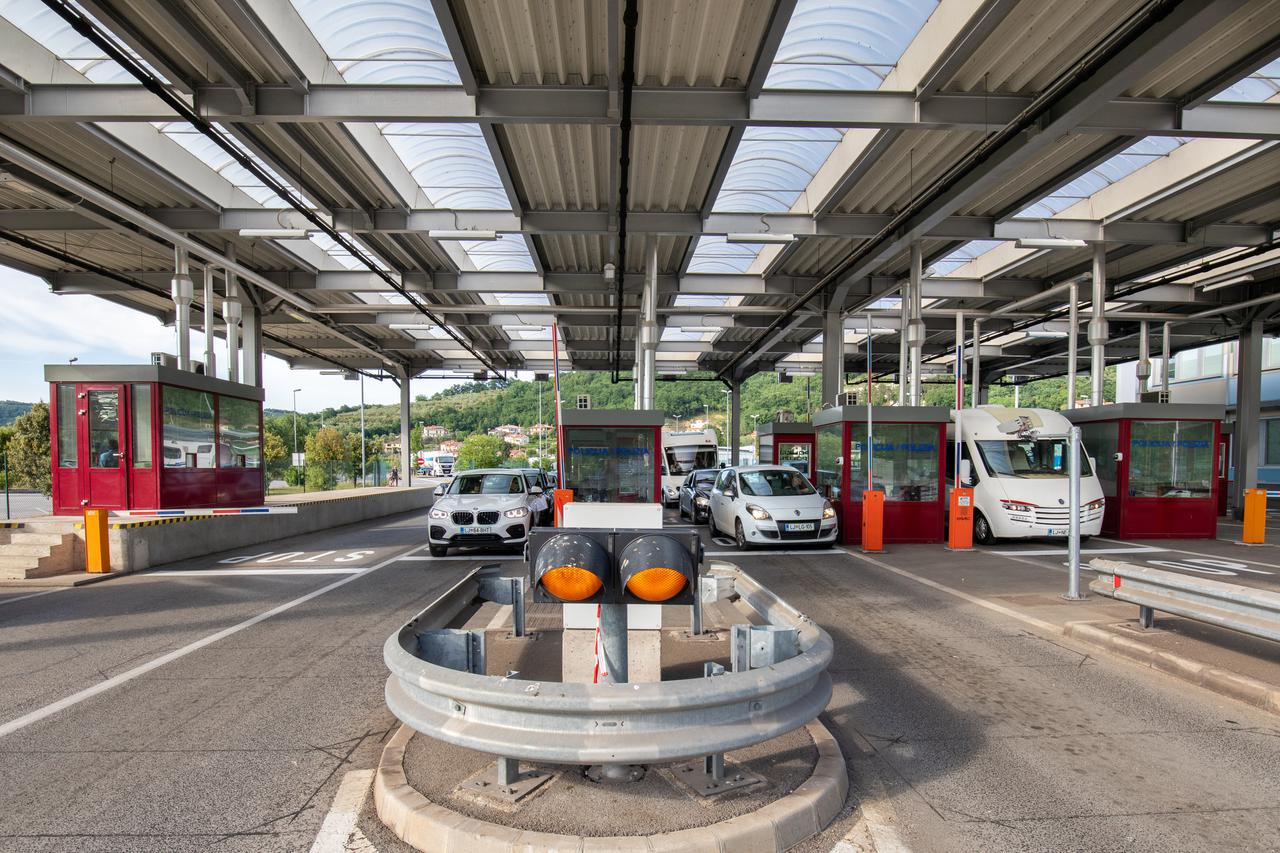 Strani džavljani ulaze u RH na graničnom prijelazu Kaštel
