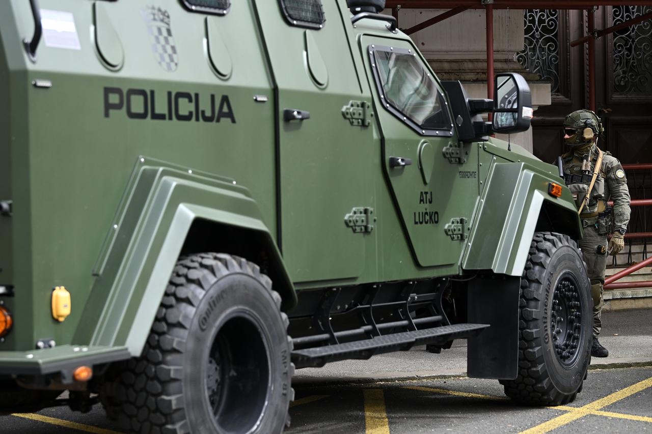 Zagreb: Privođenje na Optužno vijeće osumnjičenih za trgovinu drogom pod pratnjom specijalne policije