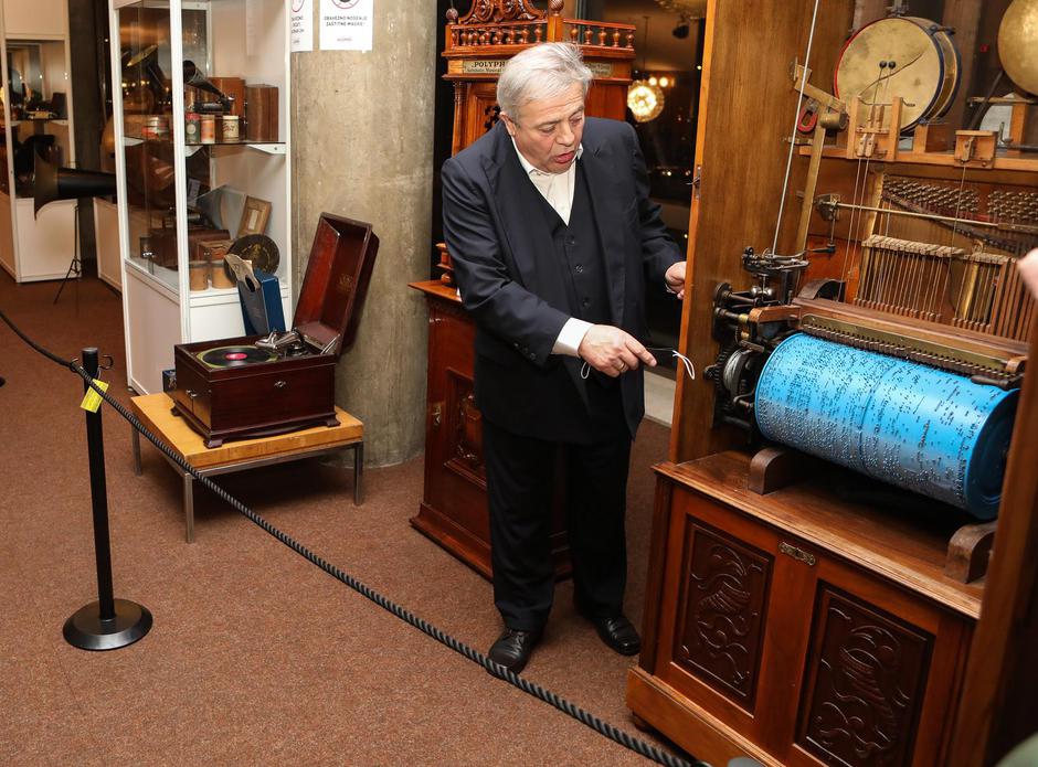 Zagreb: U KD Lisinski otvorena izložba kolekcionara Zlatka Mumleka "Radiomuseum Croatia zvuk i slika"