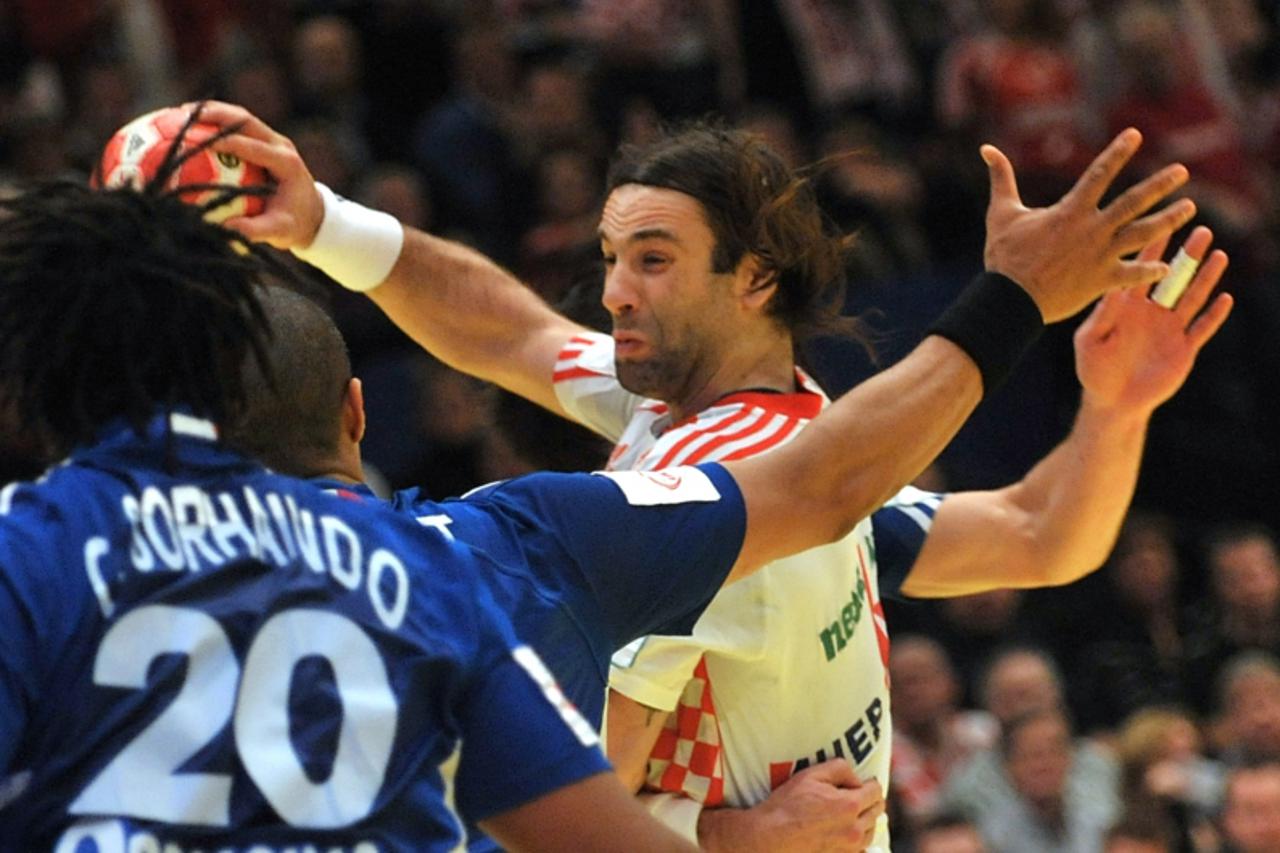'Croatia\'s Ivano Balic vies with French defense on January 31, 2010, during the EHF EURO 2010 Handball Championship final Croatia Vs. France in Wiener Stadthalle, in Vienna.      AFP PHOTO/ ELVIS BAR