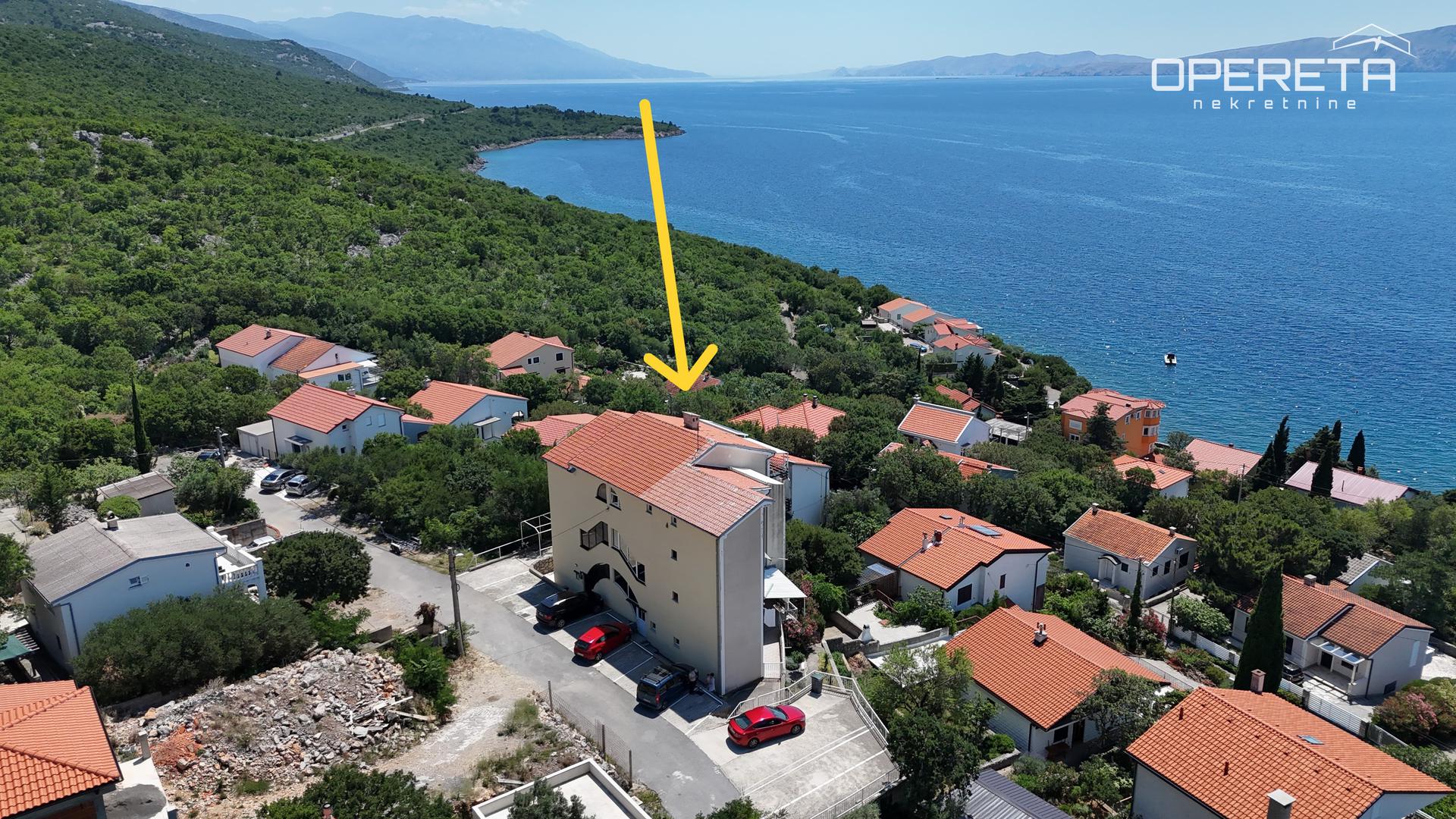 U mirnom primorskom naselju Smokvica Krmpotska, između Novog Vinodolskog i Senja, smješten je apartman površine 34,93 m² koji pruža upravo ono što mnogi traže na obali - pogled na more, vlastiti parking i jednostavno održavanje. Nalazi se na prvom katu uredne zgrade, etažiran je i ima odvojena brojila, javljaju iz agencija za nekretnine Opereta.