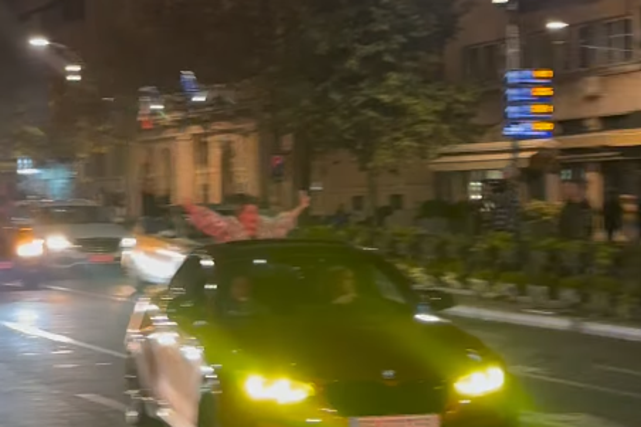 Beograd: Kordon policije štiti zgradu TV Pink, građani se okupili ispred zgrade