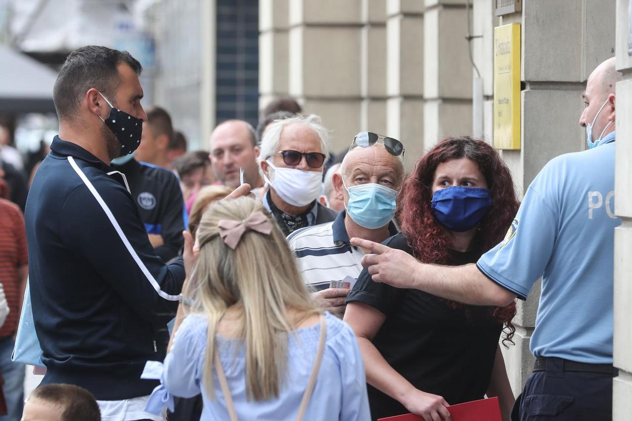 Zagreb: Građani u dugom redu čekaju na izradu dokumenata u Petrinjskoj ulici