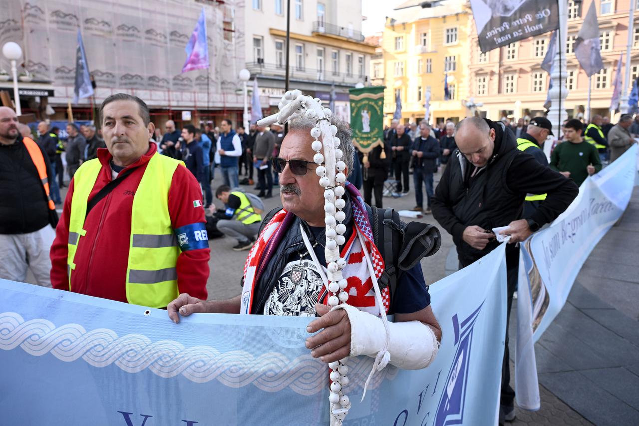 Molitva muške krunice na Trgu bana Josipa Jelačića u Zagrebu