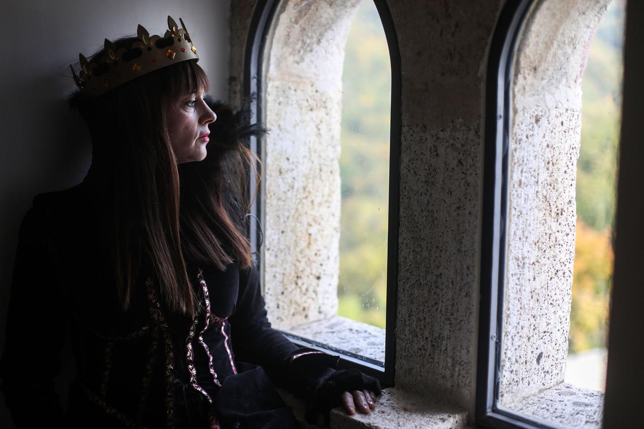 Obilazak Medvedgrada s crnom kraljicom povodom preuređenja tvrđave