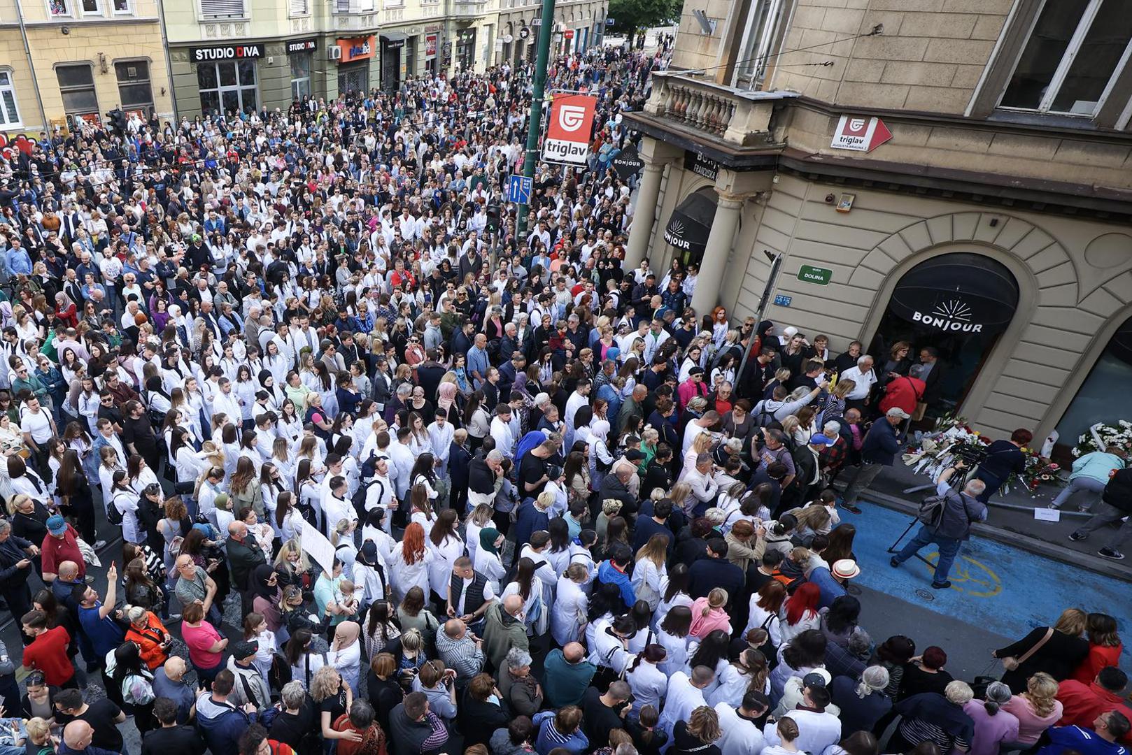 28.05.2023., Sarajevo, Bosna i Hercegovina - Nakon sto je u petak navecer u tragicnoj saobracajnoj nesreci ubijena mlada doktorica Azra Spahic, gradjani Sarajeva su odlucili odati joj pocast prosvjednim okupljanjem na mjestu nesrece. Photo: Armin Durgut/PIXSELL