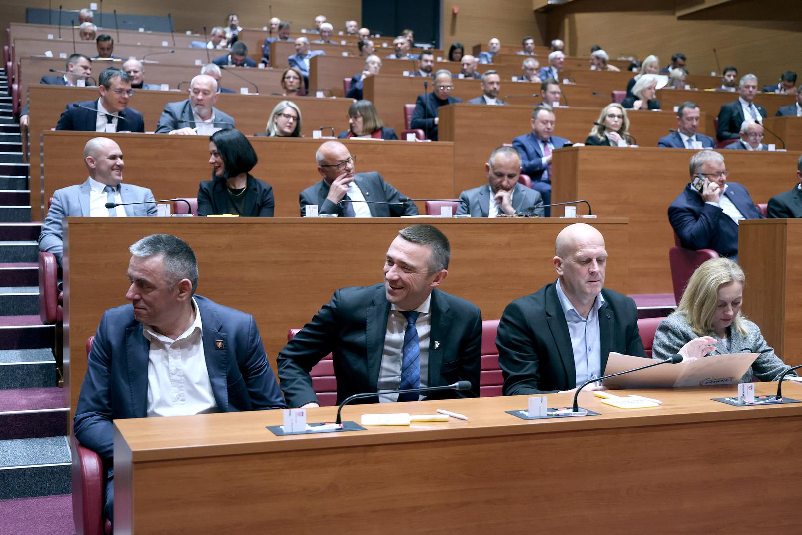 Škorpion: Dok Vage mire, a Blizanci komuniciraju, Škorpioni su stratezi koji djeluju iz pozadine i vide ono što drugima promiče. Njihova prodornost i sposobnost da "čitaju" situaciju i skrivene motive čine ih moćnim igračima, osobito u kriznim situacijama. Poput aktualnog američkog predsjednika Joea Bidena, Škorpioni su majstori duge igre koji strpljivo čekaju pravi trenutak za djelovanje. Njihova odlučnost i sposobnost da prežive političke krize čine ih jednim od najčešćih znakova na čelu svjetskih država.