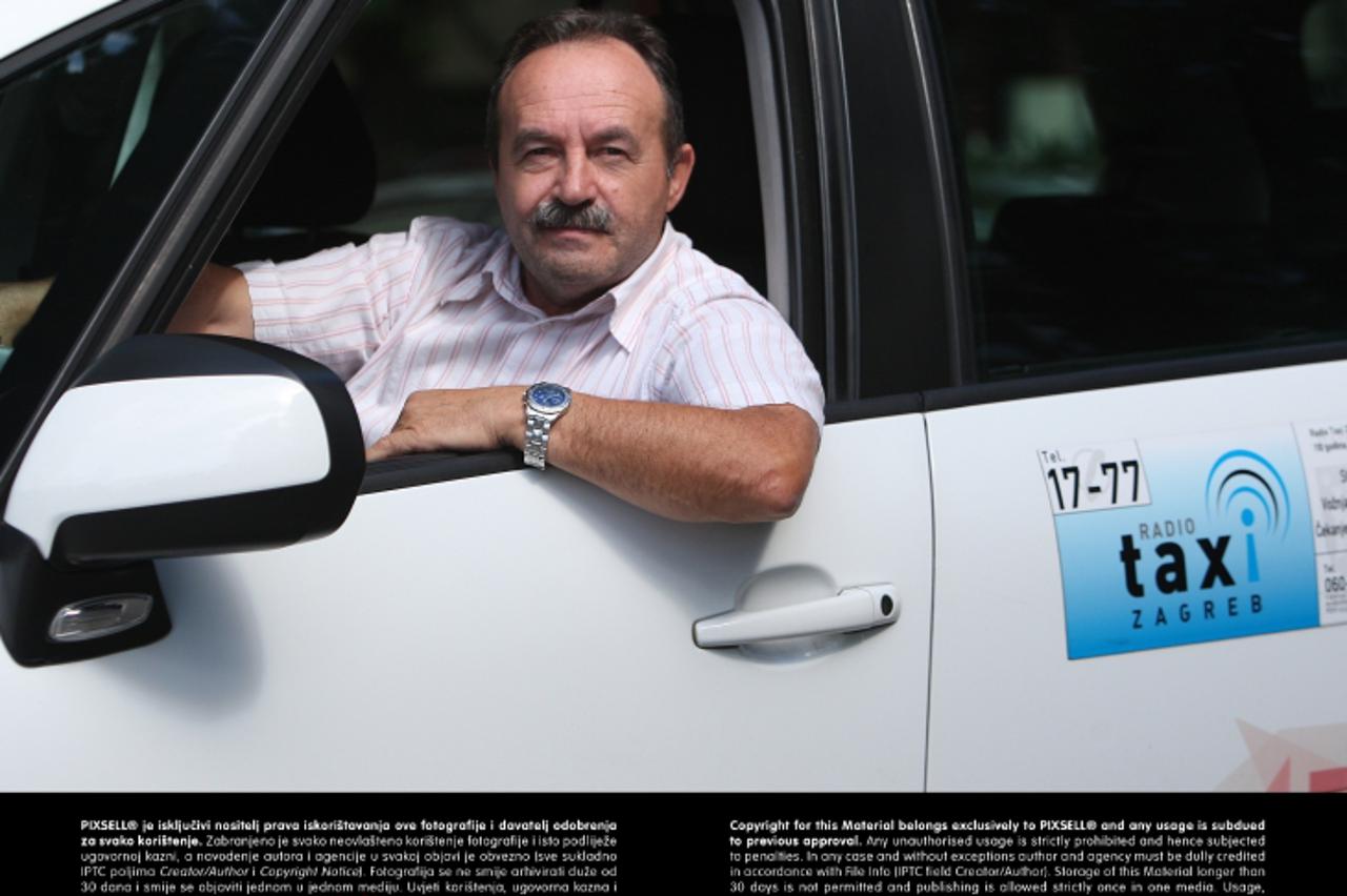 '15.09.2013., Zagreb - Taksist Zlatko predao je pljackasa poslovnice Hrvatske lutrije policajcima na krizanju izmedju Folnegovicevog naselja i Savice, nakon sto je pljackas usao u njegov taksi.  Photo