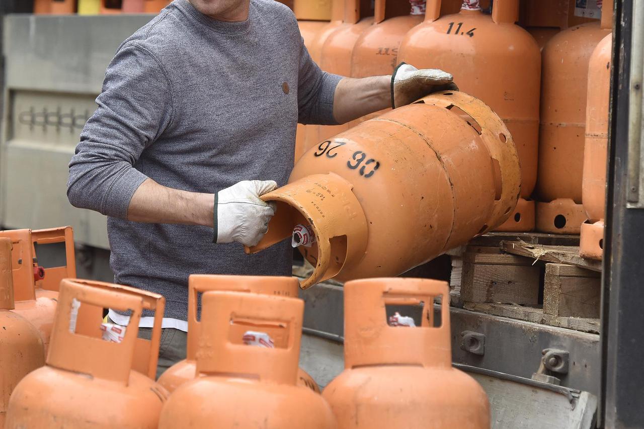 Šibenik: Istovar boca plina za kućanstvo