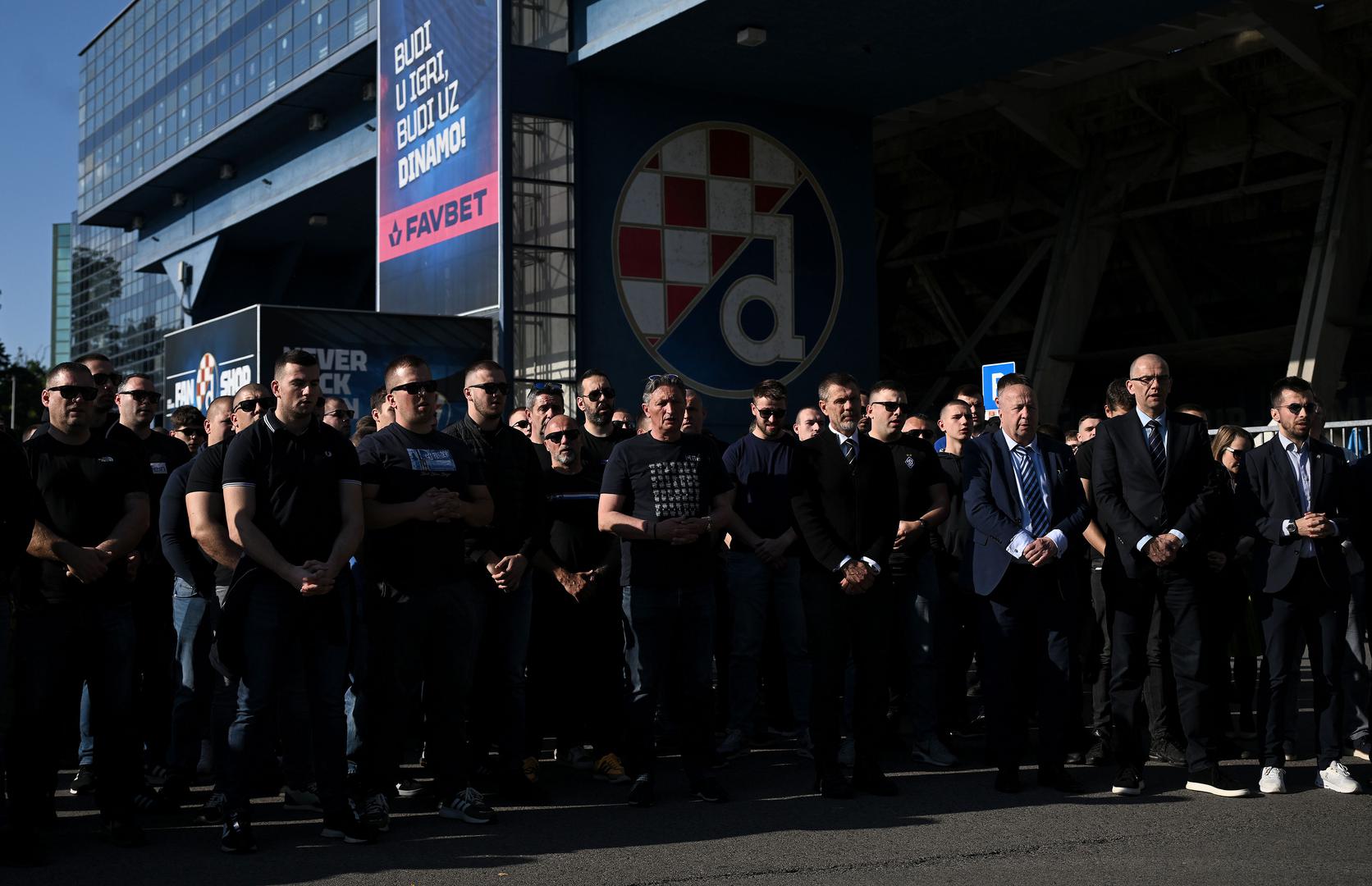 Navijači i članovi uprave Dinama položili su vjence i zapalili svijeće na spomeniku Dinamovim navijačima stradalima u Domovinskom ratu