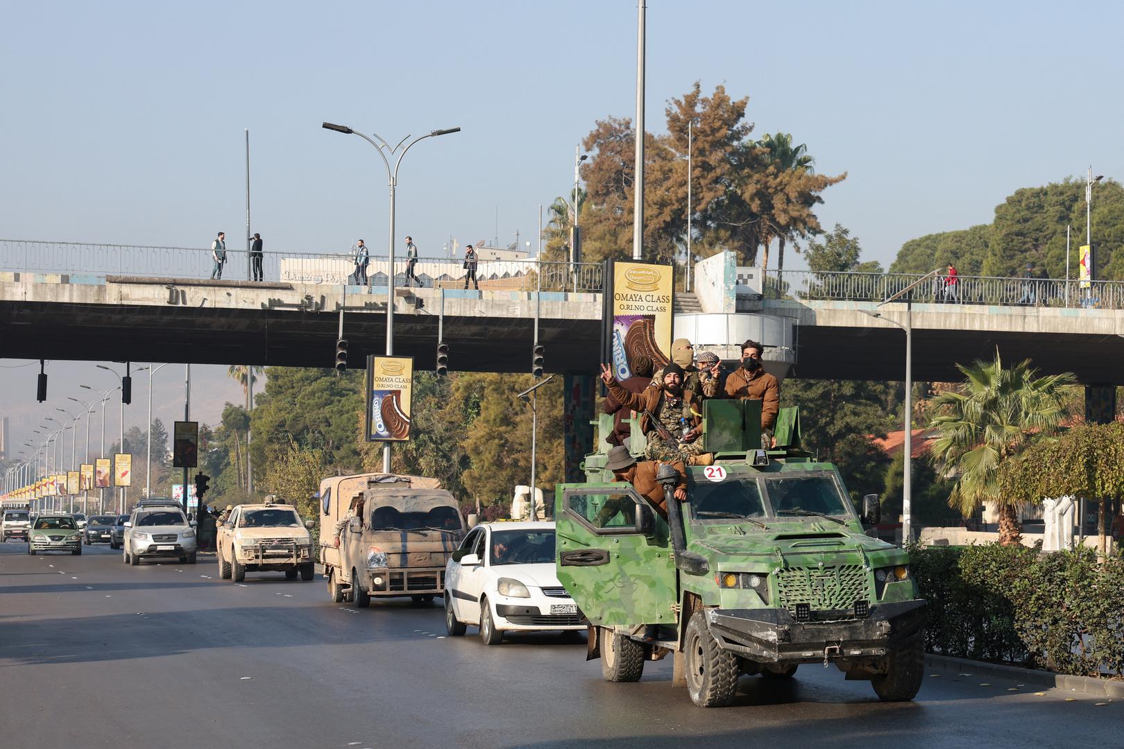 Iako su mnogi očekivali snažniji otpor od režima, pobunjenici su tvrdili da se visoki dužnosnici Assadovog režima pripremaju preći na njihovu stranu.