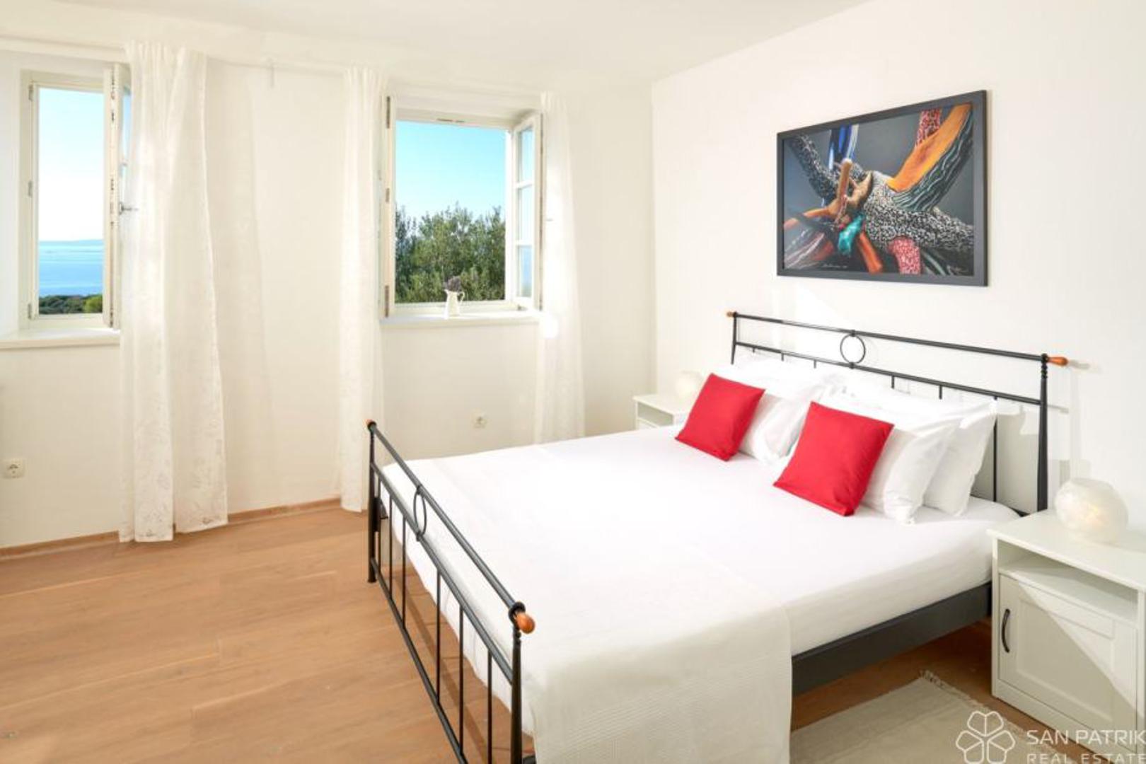 Smještena na uzdignutom položaju, vila nudi pogled na more, Rijeku, Učku, otoke Krk i Cres te Velebit. Najbliža plaža udaljena je 350 metara, a centar Luna s trgovinom, kafićem i restoranima 700 metara. 