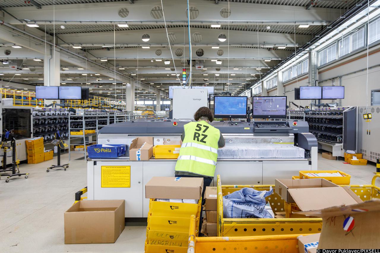 Velika Gorica: Najzaposleniji u doba blagdana su radnici u Sortirnom centru Hrvatske pošte