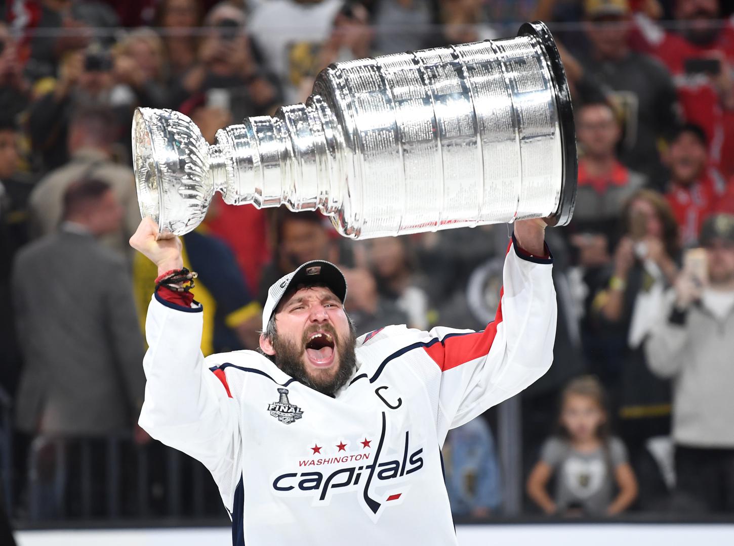 Rus Aleksandr Ovečkin (32) u karijeri je osvojio 15 individualnih nagrada u NHL-u, a sada i ovu najprestižniju nakon 12 sezona