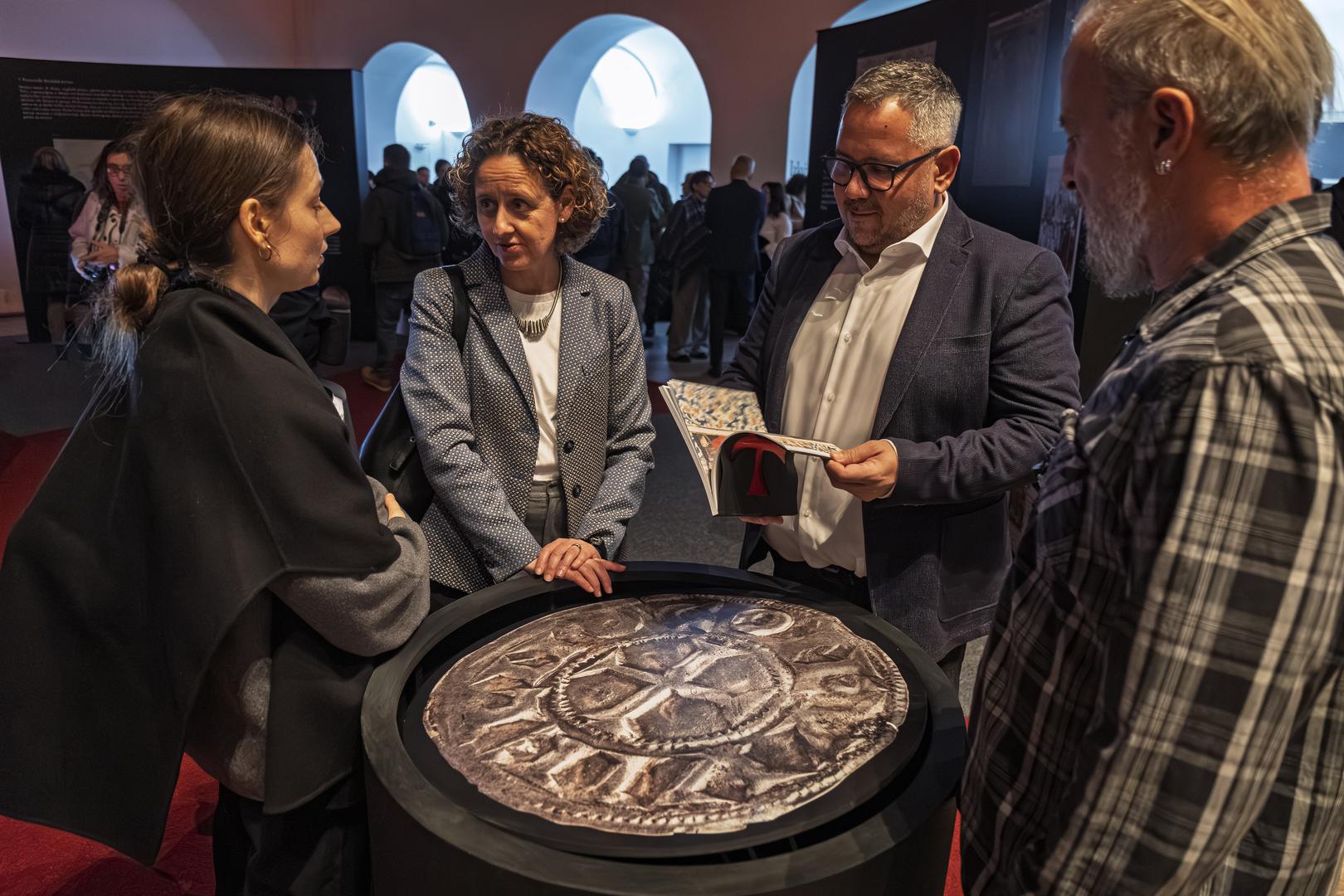 Ministrica Nina Obuljen Koržinek u Osijeku na otvorenju izložbe