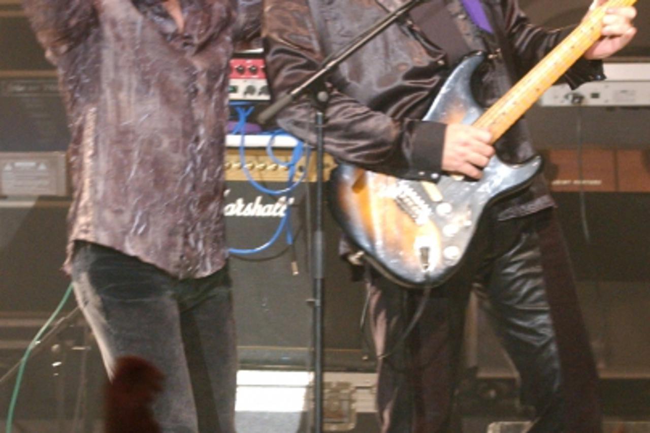 'duplerica....zagreb....17.12.2002 koncert narodnog radija...parni valjak snimio robert anic'