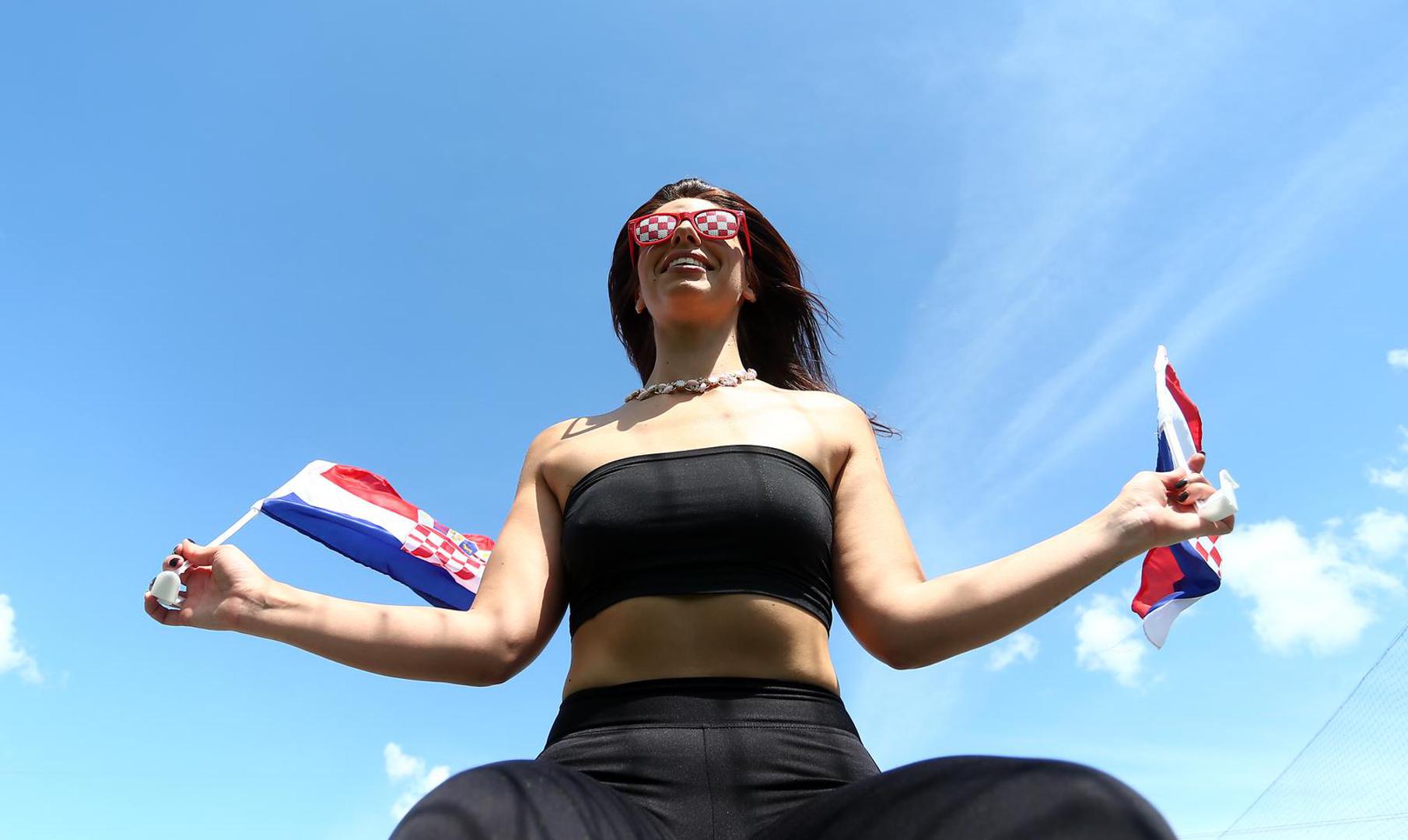 U potrazi za međunarodnim uspjehom, Kristina se okušala u Americi gdje je snimila singl "Tease", koji je na svom Instagram profilu podijelila čak i Paris Hilton. Kristina je tada izjavila kako joj je to bilo iznimno simpatično i nevjerojatno, dodavši da je čula kako je Paris vrlo ugodna osoba te da je osjećaj podrške svjetski poznatih imena doista izvanredan.
