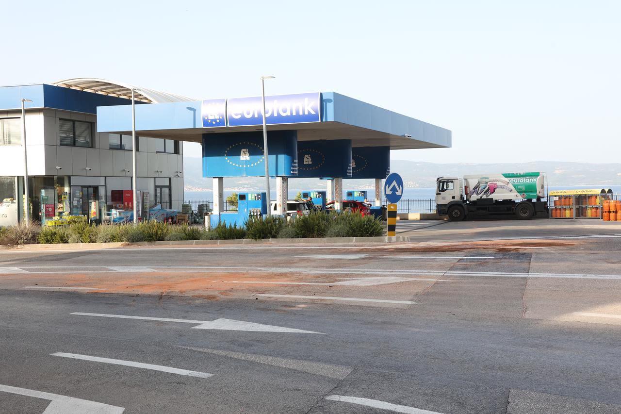 Dugi Rat: Mjesto prometne nesreće u kojoj su sudjelovala dva automobila i kombi