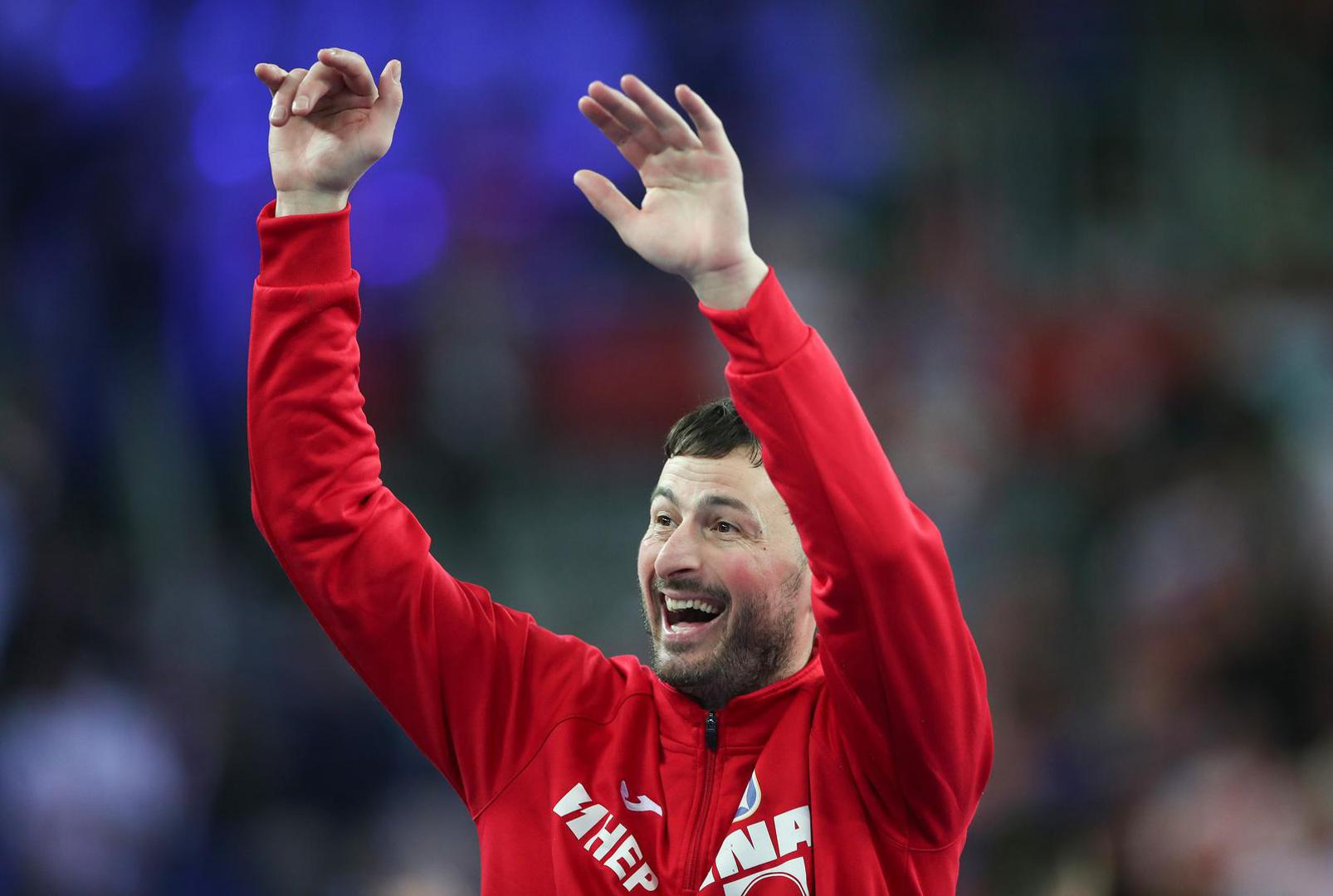 "Domagoj Duvnjak živuća je legenda hrvatskog rukometa. Jedan od najvećih rukometaša ovih prostora u čitavoj povijesti. Ali vrlo jednostavna i skromna osoba, pravi "čovjek od naroda", barem tako Miha Zarabec govori o svom velikom prijatelju iz zajedničkog vremena u Kielu. Pa, nakon jučerašnje velike pobjede Hrvatske, Dule je to pokazao potezima na terenu, a kasnije i izjavama pred mikrofonima."