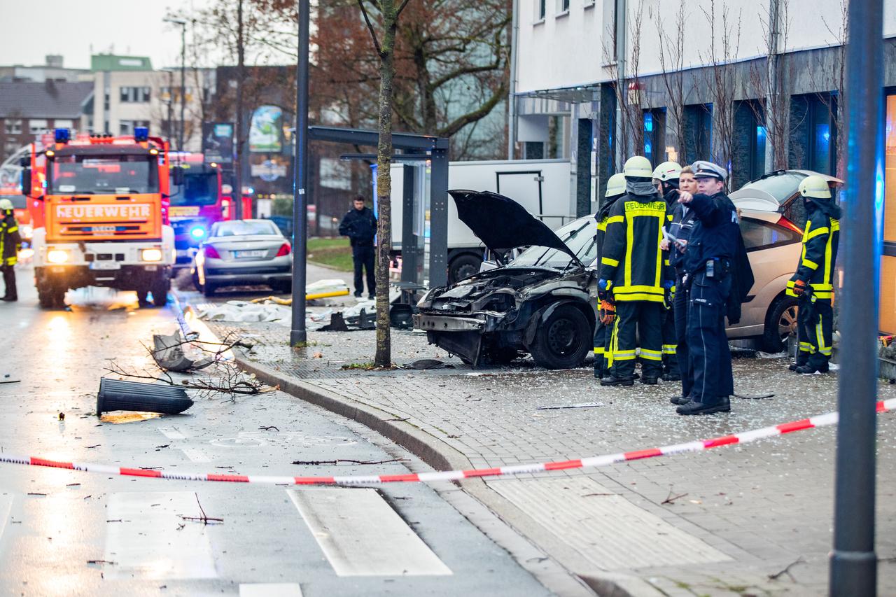 Njemačka: Automobilom se zabio u ljude koji su čekali autobus