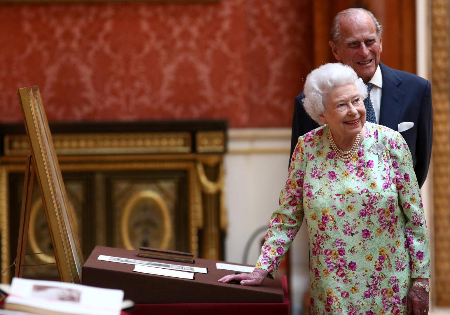 Par se sreo kada je Elizabeta imala samo 13 godina. Phillip je u to vrijeme bio princ Grčke i Danske, a britansku je princezu zaprosio tek 1946., nakon povratka iz rata u kojemu je sudjelovao kao pripadnik Britanske ratne mornarice.
