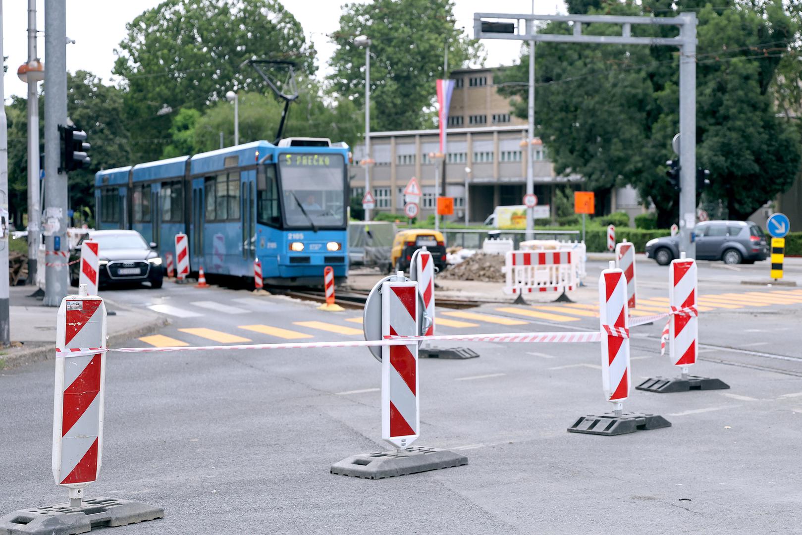 Nastavljeni su radovi na križanju Savske ceste i Vukovarske, javili su u Gradu. Nakon što su ispunili zahtjeve Državnog inspektorata, gradilište je ponovno otvoreno. 